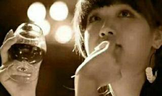 点亮船头的灯,收起风里的帆,今夜就让我枕着潮声入眠……谁能告诉我这首歌的名字,谢谢 枕着你的名字入睡